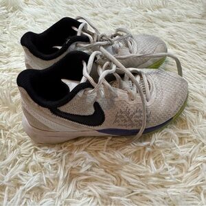 21. 🐸 ONLY $1 w/any purchase - Kids Nike White & Black Athletic Shoes‎ (13C)